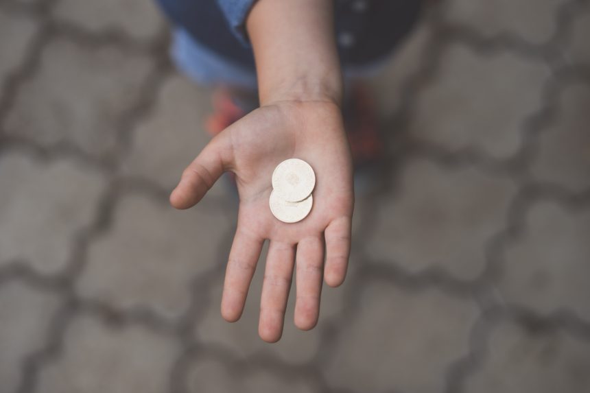 jordan-rowland-WtllOYrN70E-unsplash KAKO ŽIVE MLADI I NA ŠTA TROŠE PARE: Sto evra ode na račune i školarinu