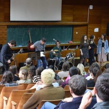 “Čist gubitak”: Svirka mešovitog sastava profesora i studenata podigla ceo amfiteatar na noge
