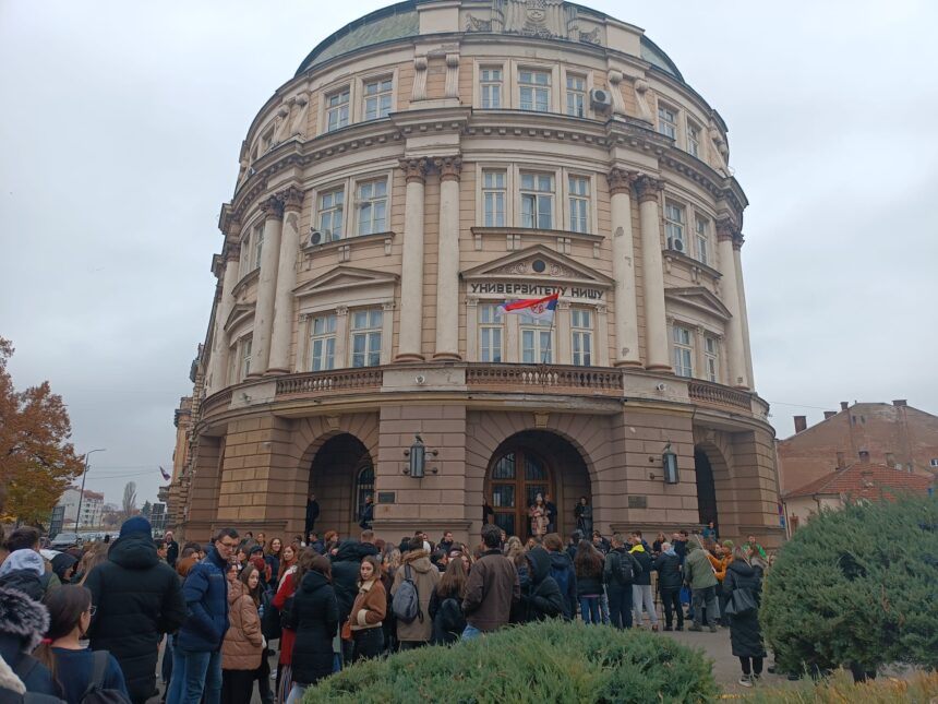 IMG-20241204-WA0047 Šestočasovna blokada Rektorata u Nišu: Studenti predali zahteve
