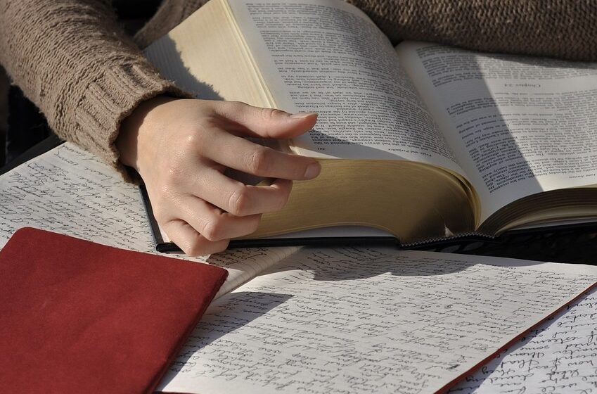 Dva semestra i tri meseca: Vodič za uspešan ispitni rok Dva semestra i tri meseca: Vodič za uspešan ispitni rok