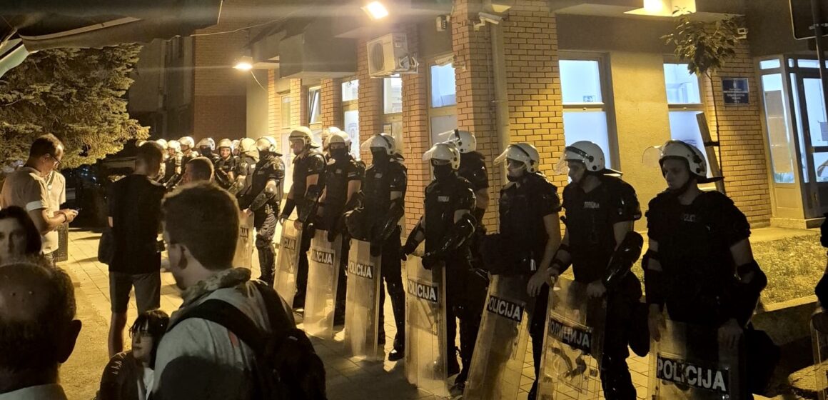 Svet o neredima u Srbiji: Kako su strani mediji izvestili o eskalaciji protesta? Svet o neredima u Srbiji: Kako su strani mediji izvestili o eskalaciji protesta?