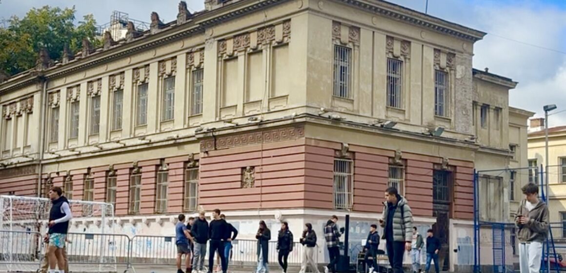 Dvodnevni bojkot nastave: Srednjoškolci uz Dijanu Hrku Dvodnevni bojkot nastave: Srednjoškolci uz Dijanu Hrku