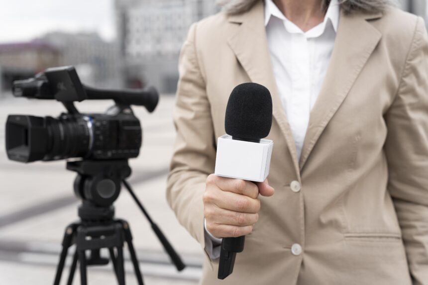 front-view-journalist-holding-microphone.jpg (Ne)bezbednost novinara: Koje je najopasnije mesto za izveštavanje?