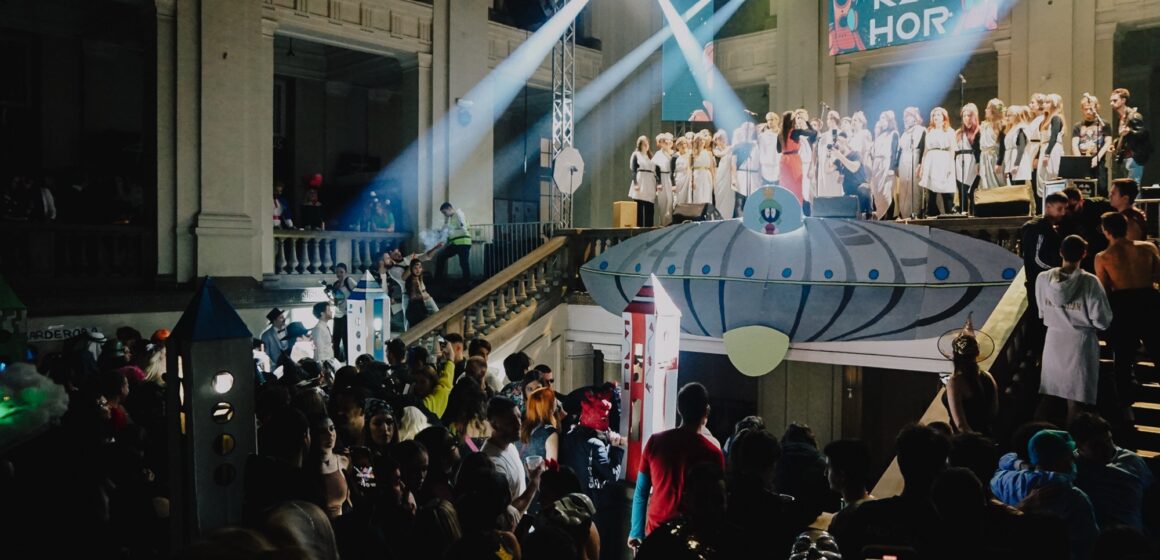 Kruna studentskog života: Otkrivamo kako se priprema jubilarni 50. KST maskenbal Kruna studentskog života: Otkrivamo kako se priprema jubilarni 50. KST maskenbal