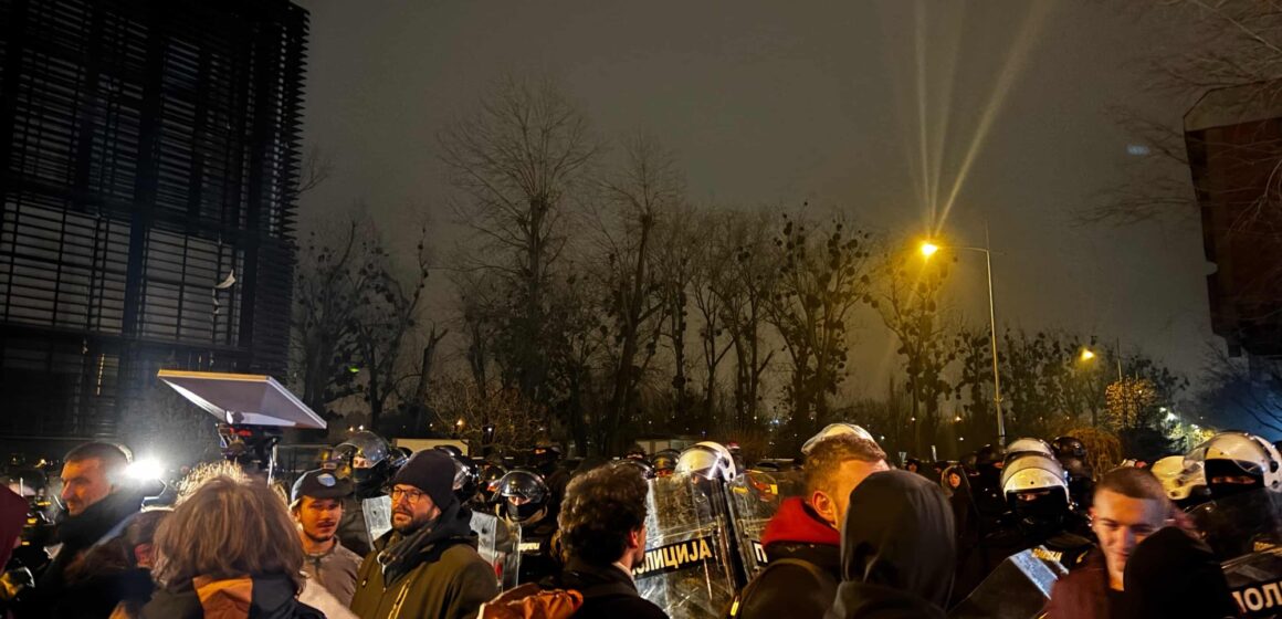 Blokada FFUNS: Žandarmerija izbacila studente i zabarikadirala zgradu Blokada FFUNS: Žandarmerija izbacila studente i zabarikadirala zgradu
