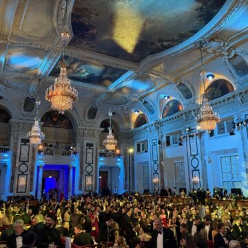 Savremena bajka koja menja život: Kako je izgledao ovogodišnji Svetosavski bal u Beču? (FOTO) Savremena bajka koja menja život: Kako je izgledao ovogodišnji Svetosavski bal u Beču? (FOTO)