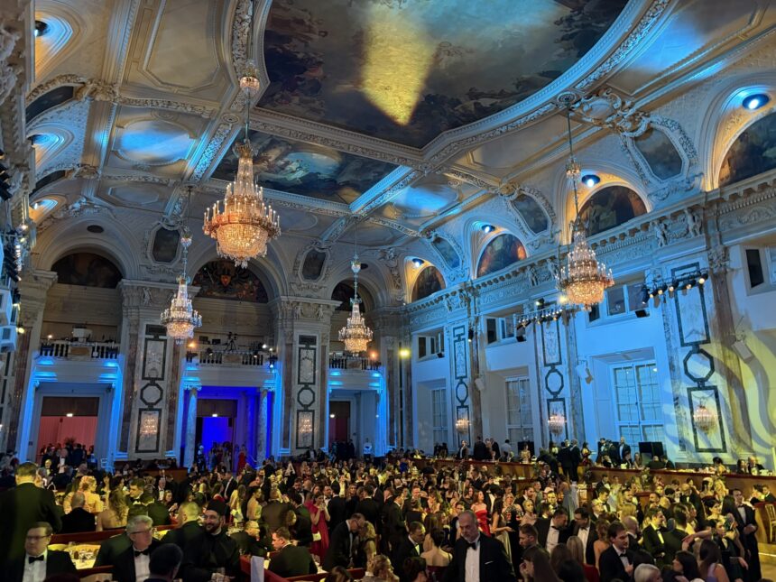 Savremena bajka koja menja život: Kako je izgledao ovogodišnji Svetosavski bal u Beču? (FOTO) Savremena bajka koja menja život: Kako je izgledao ovogodišnji Svetosavski bal u Beču? (FOTO)