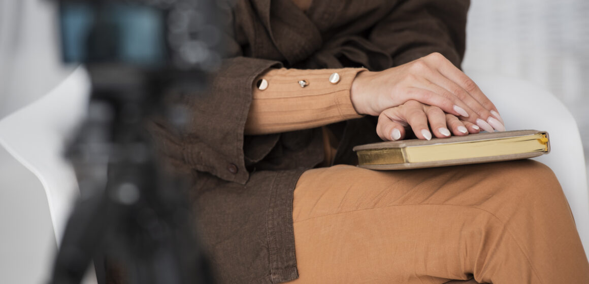 blogger.jpg Stres, pritisci i targetiranje: Kakvo je mentalno stanje novinara u Srbiji?