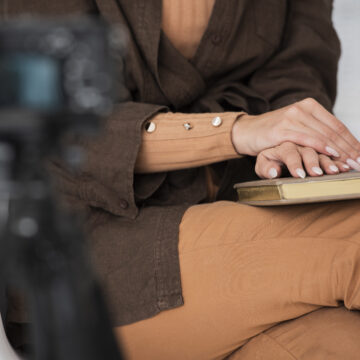 blogger.jpg Stres, pritisci i targetiranje: Kakvo je mentalno stanje novinara u Srbiji?