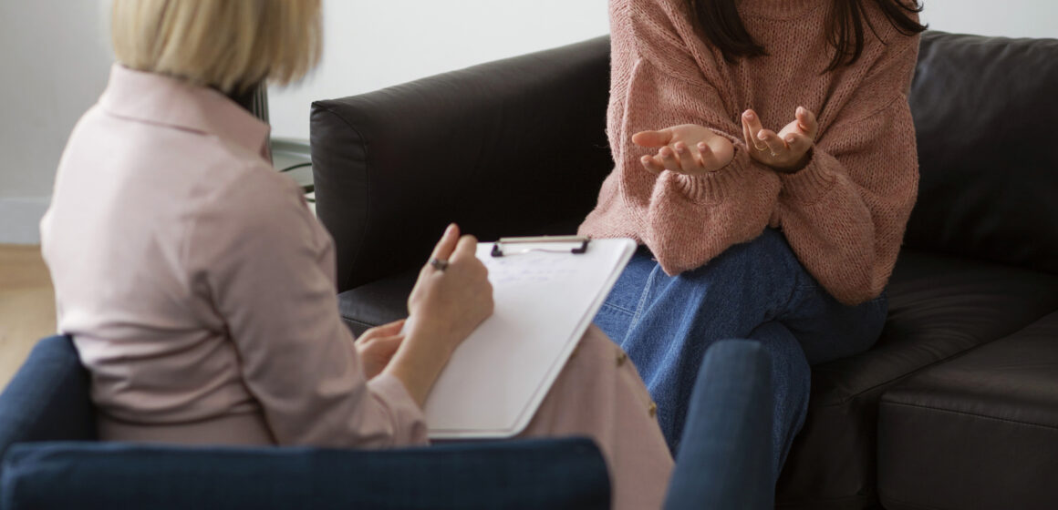 full-shot-young-woman-undergoing-therapy.jpg Savetovalište za studente: „Ne morate biti u ozbiljnoj krizi da biste razgovarali sa nekim”