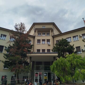 8be138d8-7b32-4d09-aafa-c45973888f27.jpg Od žalbe do barikade: Studenti blokirali Dekanat na MFUB (FOTO)