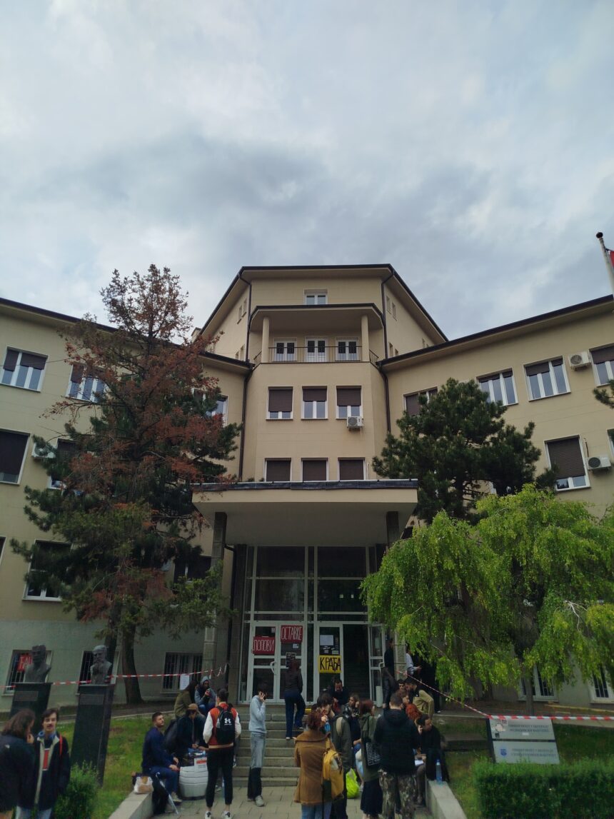 8be138d8-7b32-4d09-aafa-c45973888f27.jpg Od žalbe do barikade: Studenti blokirali Dekanat na MFUB (FOTO)