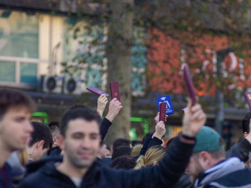 Screenshot_20260403_205053_Gallery Lisice na znanje: Devetoro studenata tereti se za rušenje ustavnog poretka
