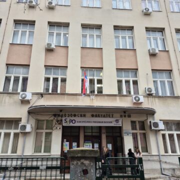 aaa96551-b4a6-489c-904d-be7e32961941.jpg Gašenje tri departmana Filozofskog fakulteta u Nišu: „Svi su spremni na otpor do kraja”