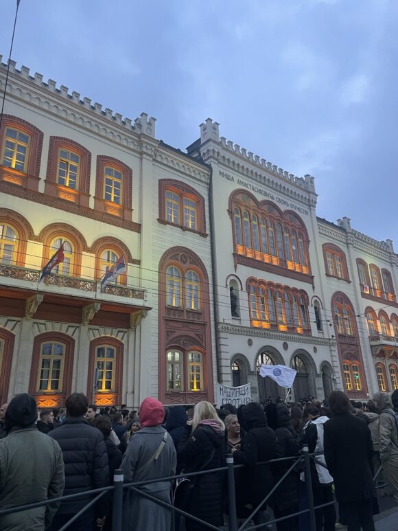 img_1517.jpg Protest ispred Rektorata: Šta je rektor poručio okupljenima?